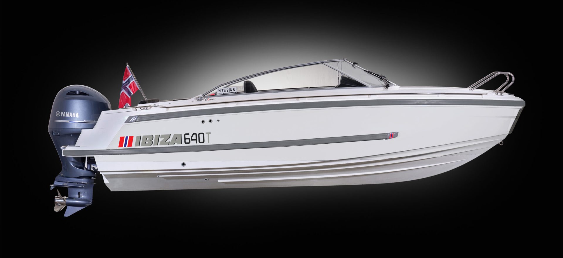 Hvit motorbåt med norsk flagg