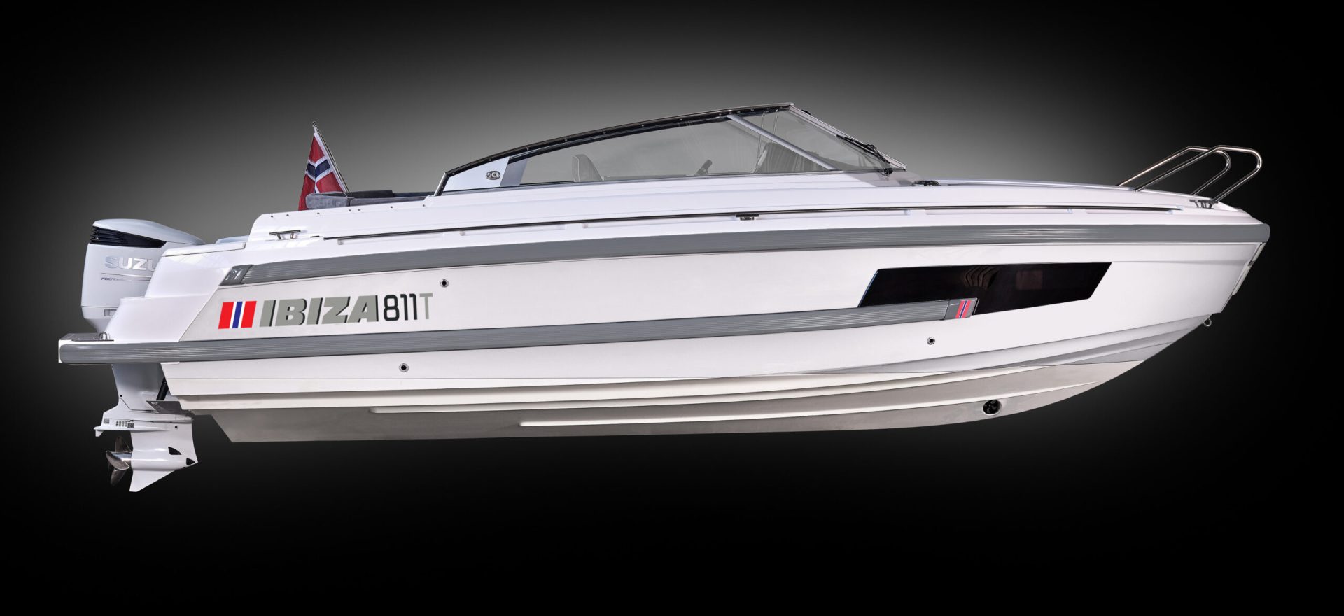 Hvit Ibiza 811T båt med norsk flagg